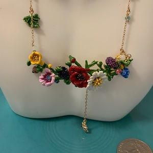 Les nereides flower necklace